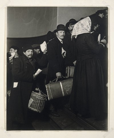 Subiendo a la Tierra Prometida, Ellis Island, 1908 de Lewis Wickes Hine